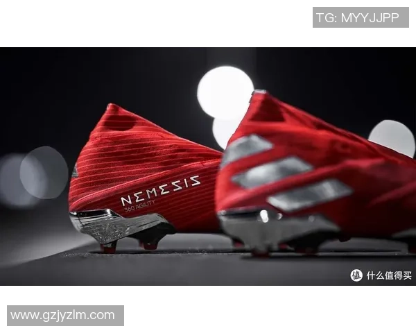 穿红色足球鞋的球星在赛场上闪耀激情与实力的完美碰撞